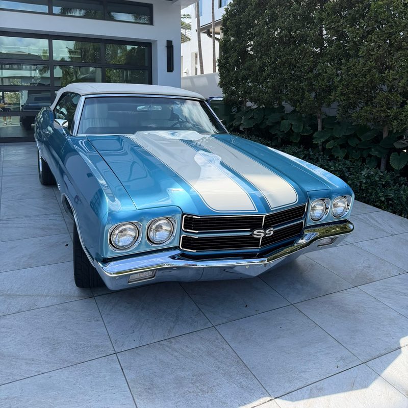 Chevrolet Chevelle SS in blue with white stripes